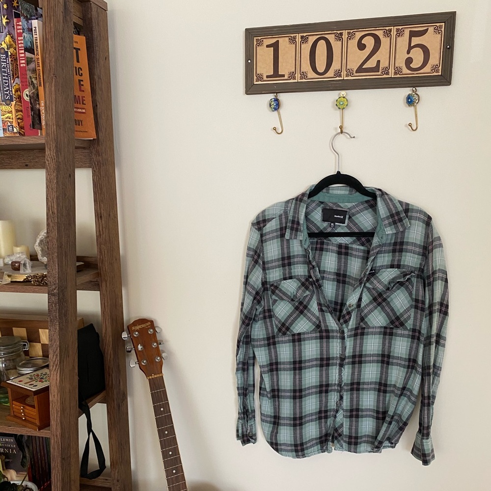 HURLEY GREEN AND BLACK PLAID FLANNEL BUTTON DOWN